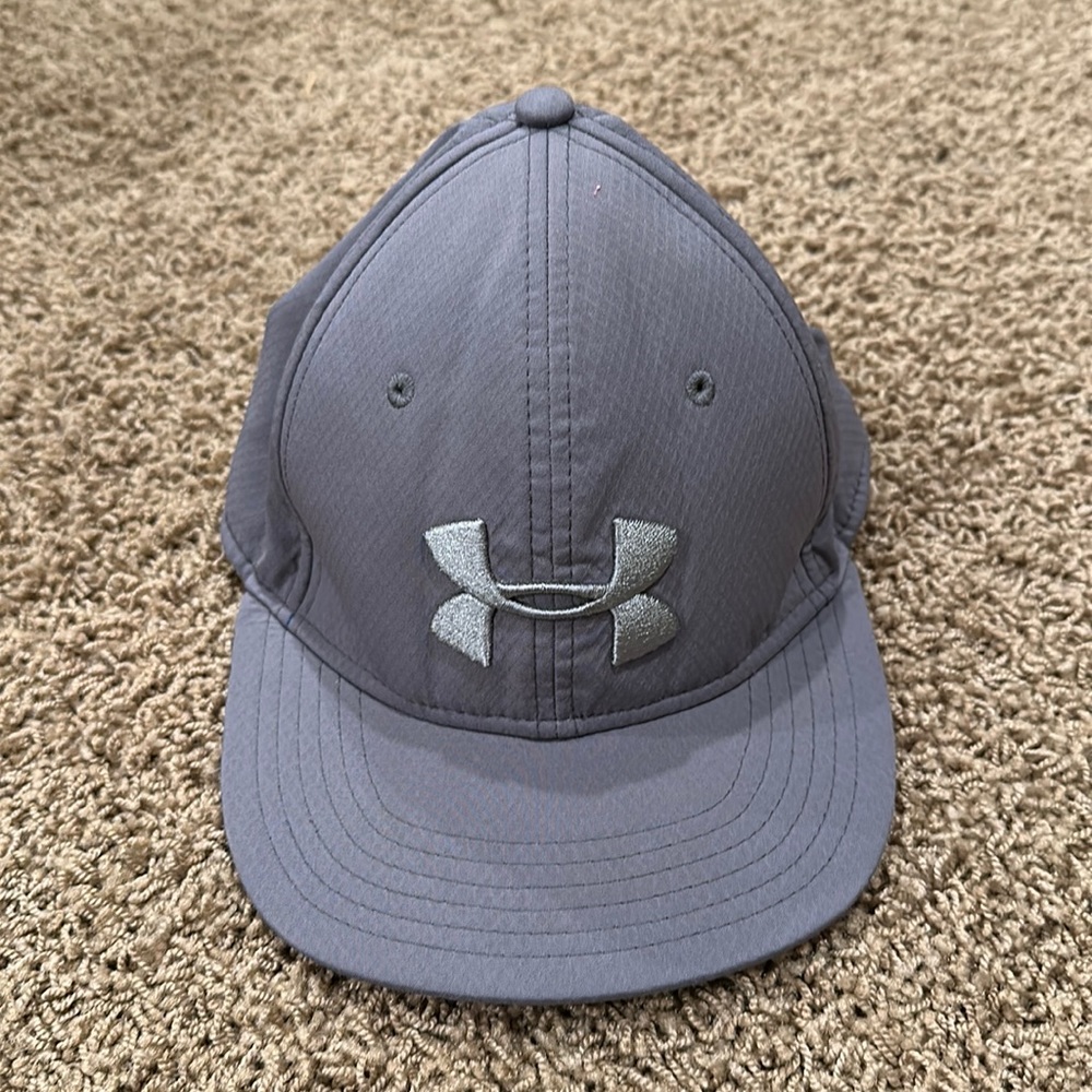 Under Armour grey M/L fitted hat